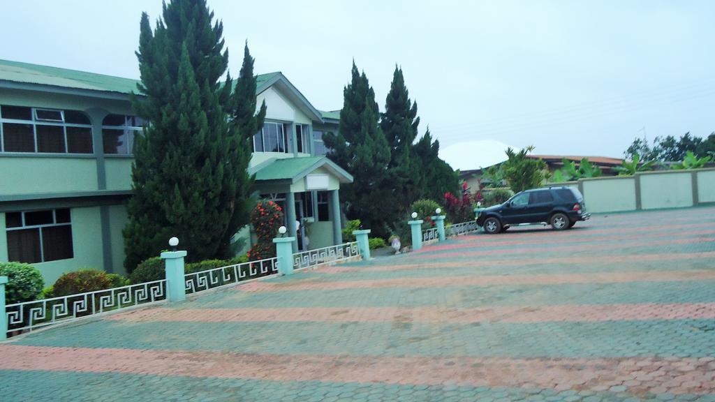 Wadoma Royale Hotel Kumasi Buitenkant foto