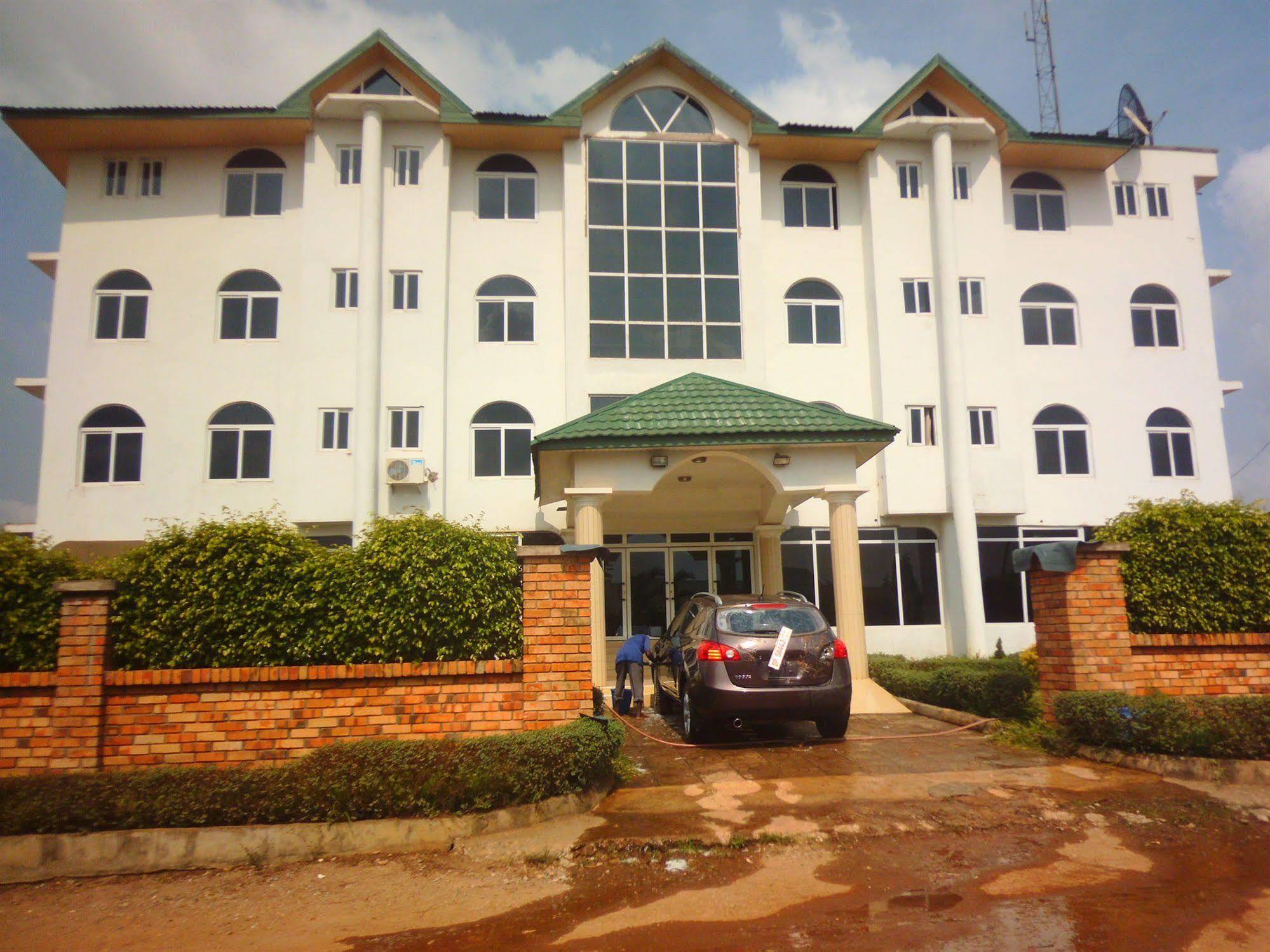 Wadoma Royale Hotel Kumasi Buitenkant foto