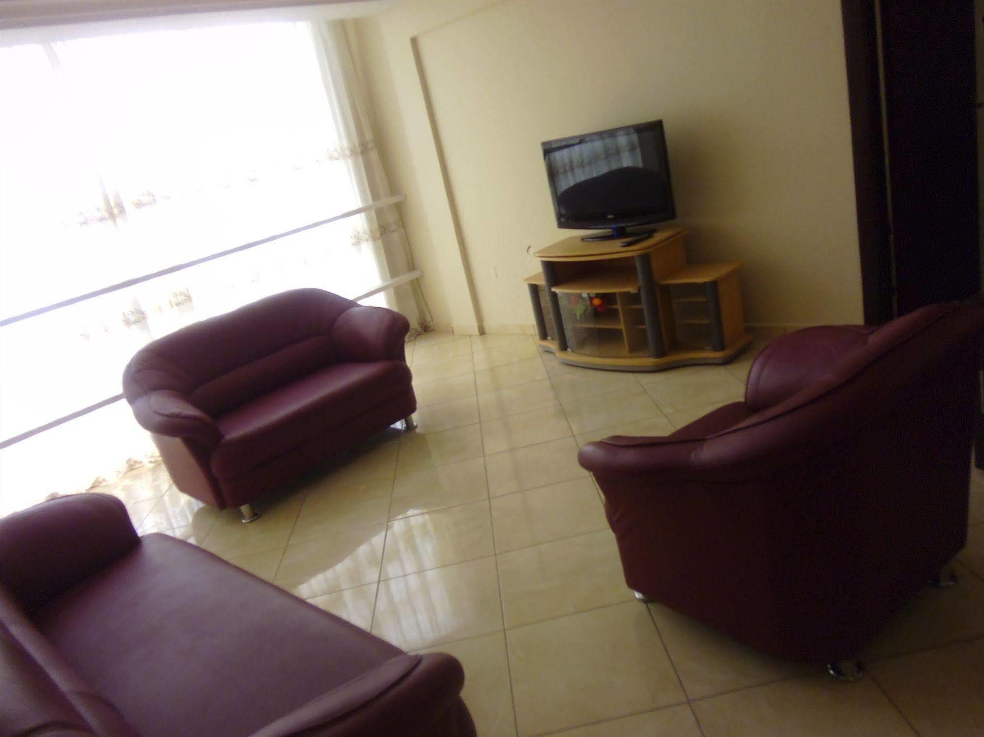 Wadoma Royale Hotel Kumasi Buitenkant foto