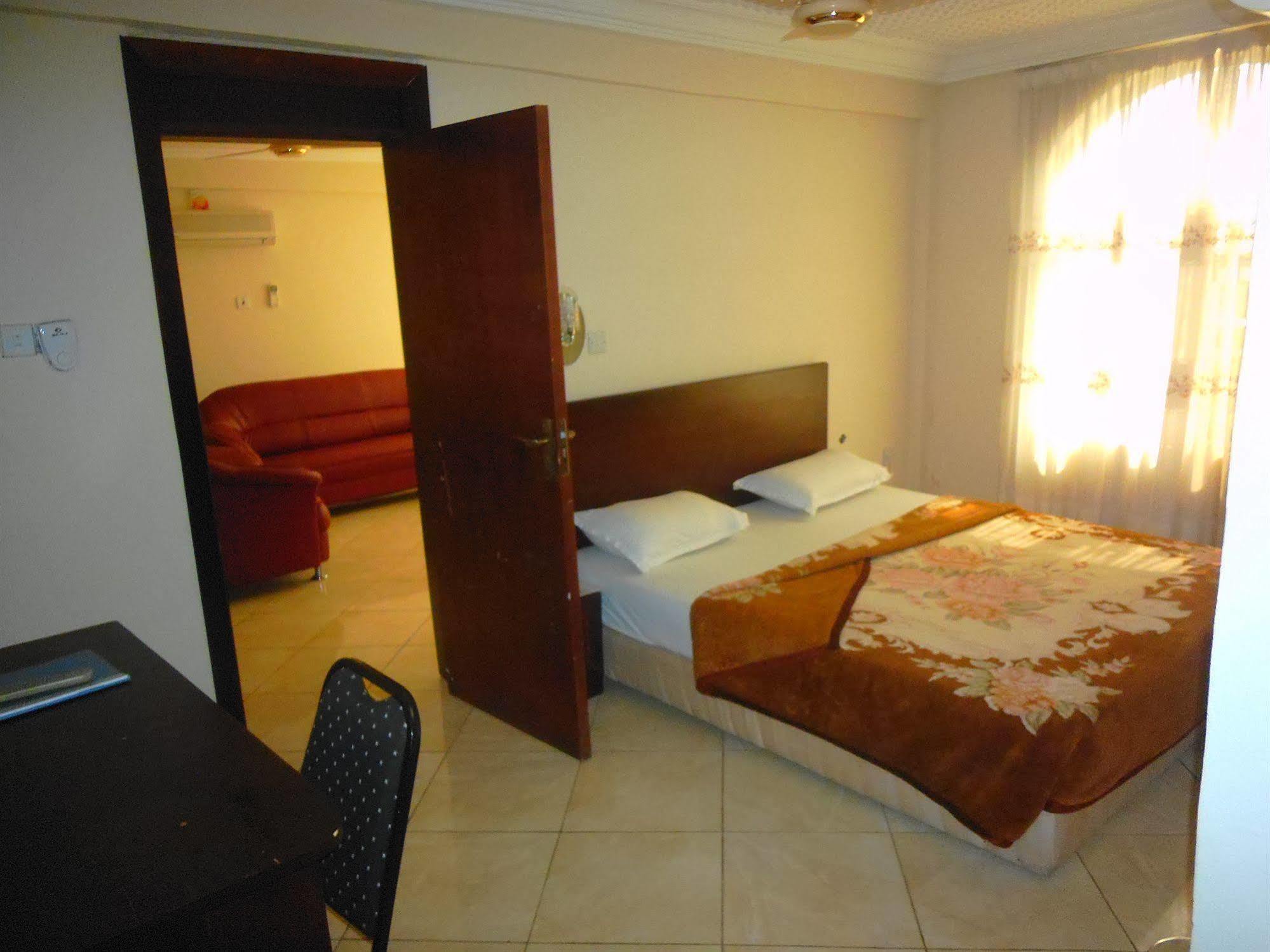 Wadoma Royale Hotel Kumasi Buitenkant foto