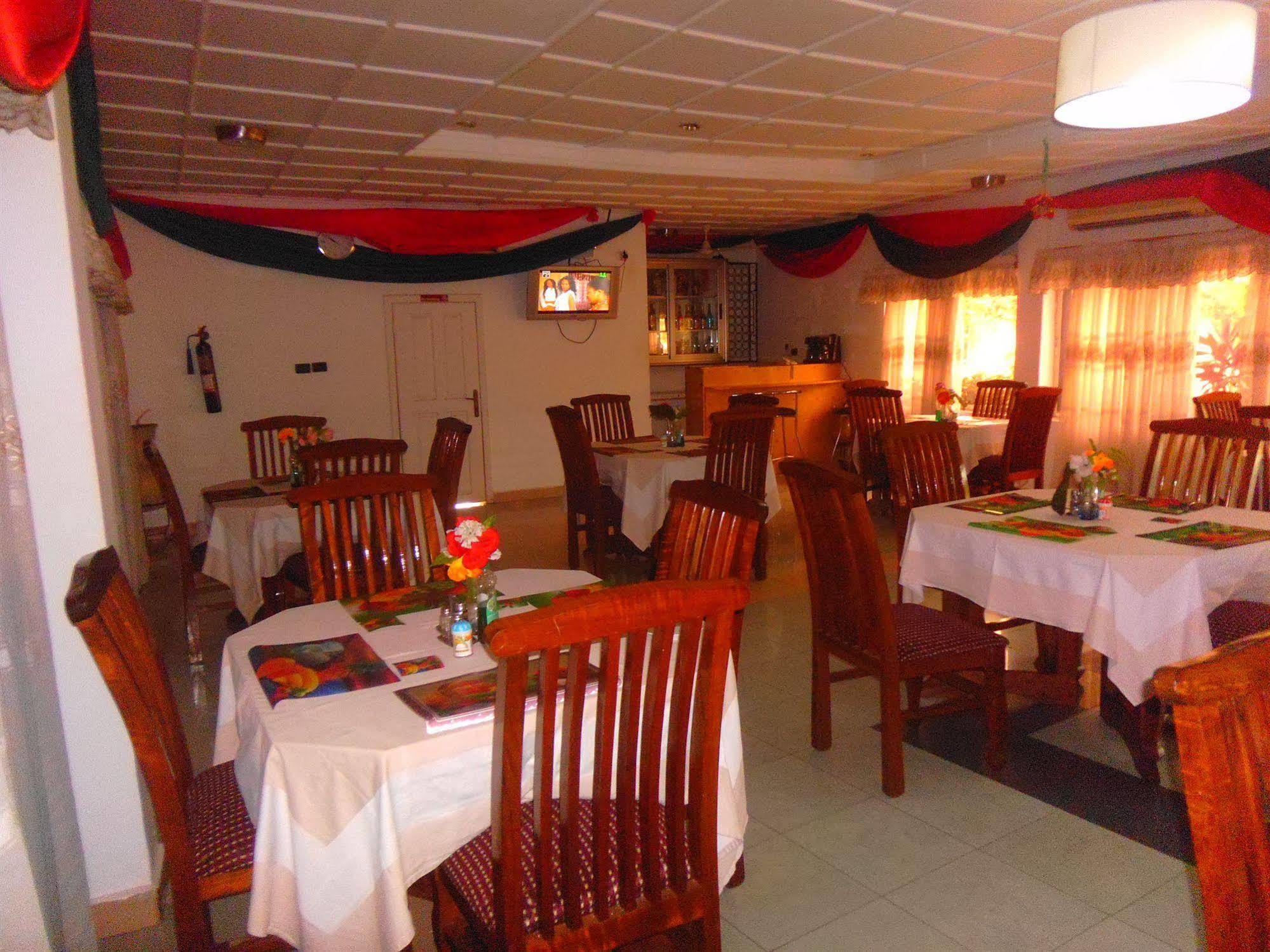 Wadoma Royale Hotel Kumasi Buitenkant foto