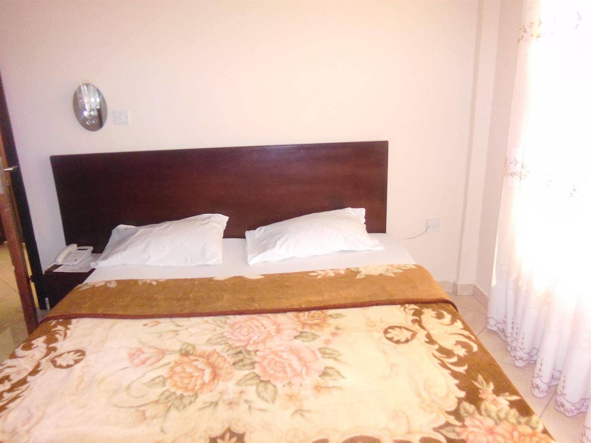 Wadoma Royale Hotel Kumasi Buitenkant foto