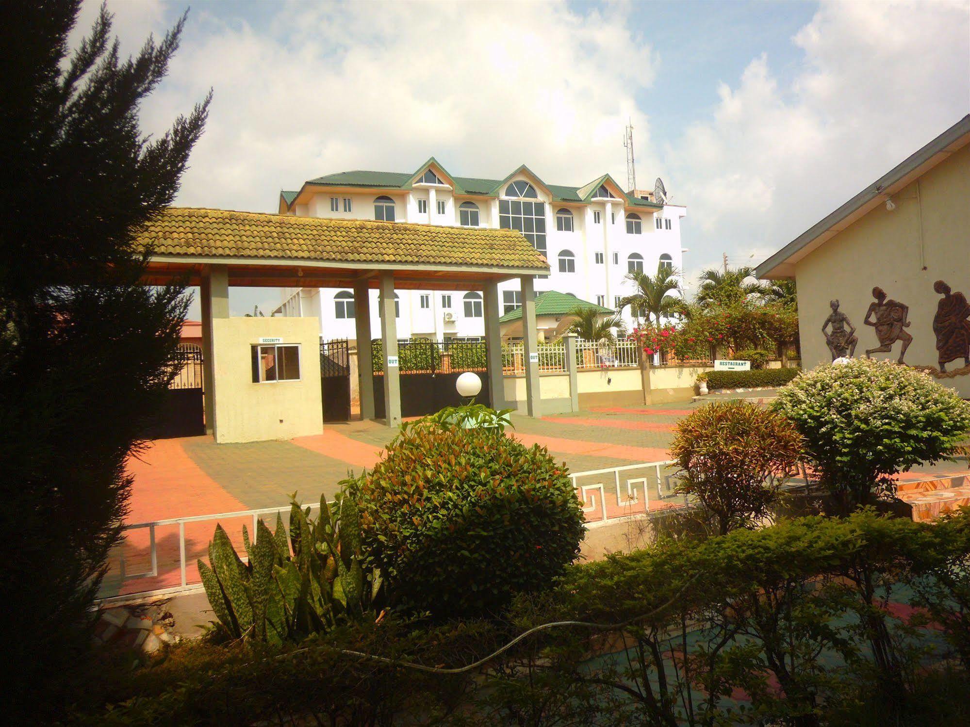 Wadoma Royale Hotel Kumasi Buitenkant foto