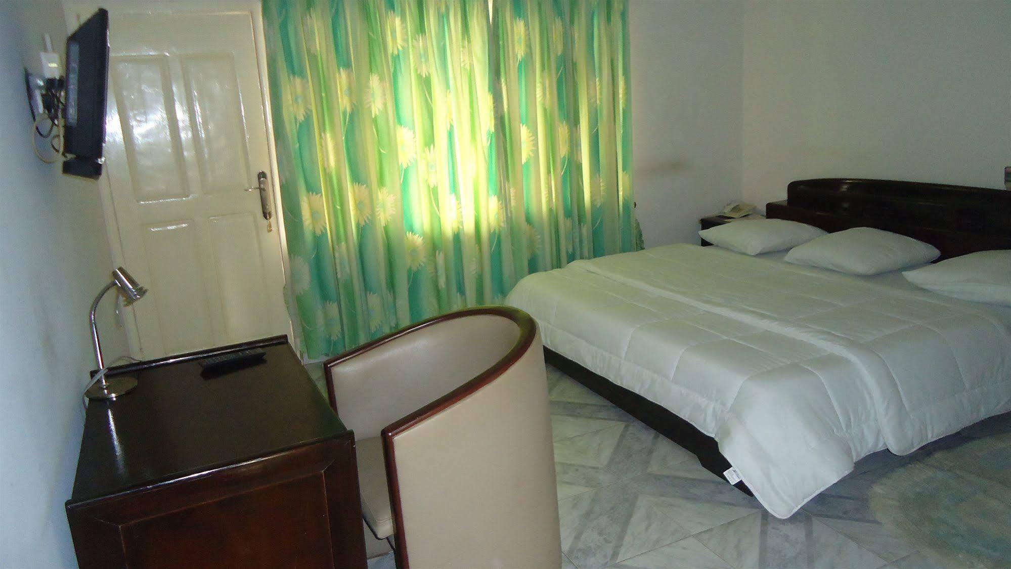 Wadoma Royale Hotel Kumasi Buitenkant foto
